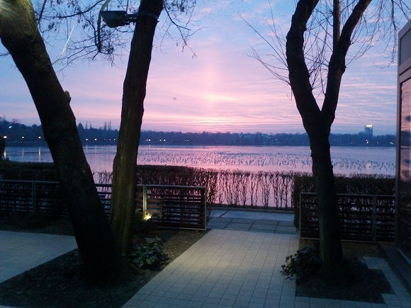 Un singur pescarus zvâcneste, îsi întinde aripile si pleacă...